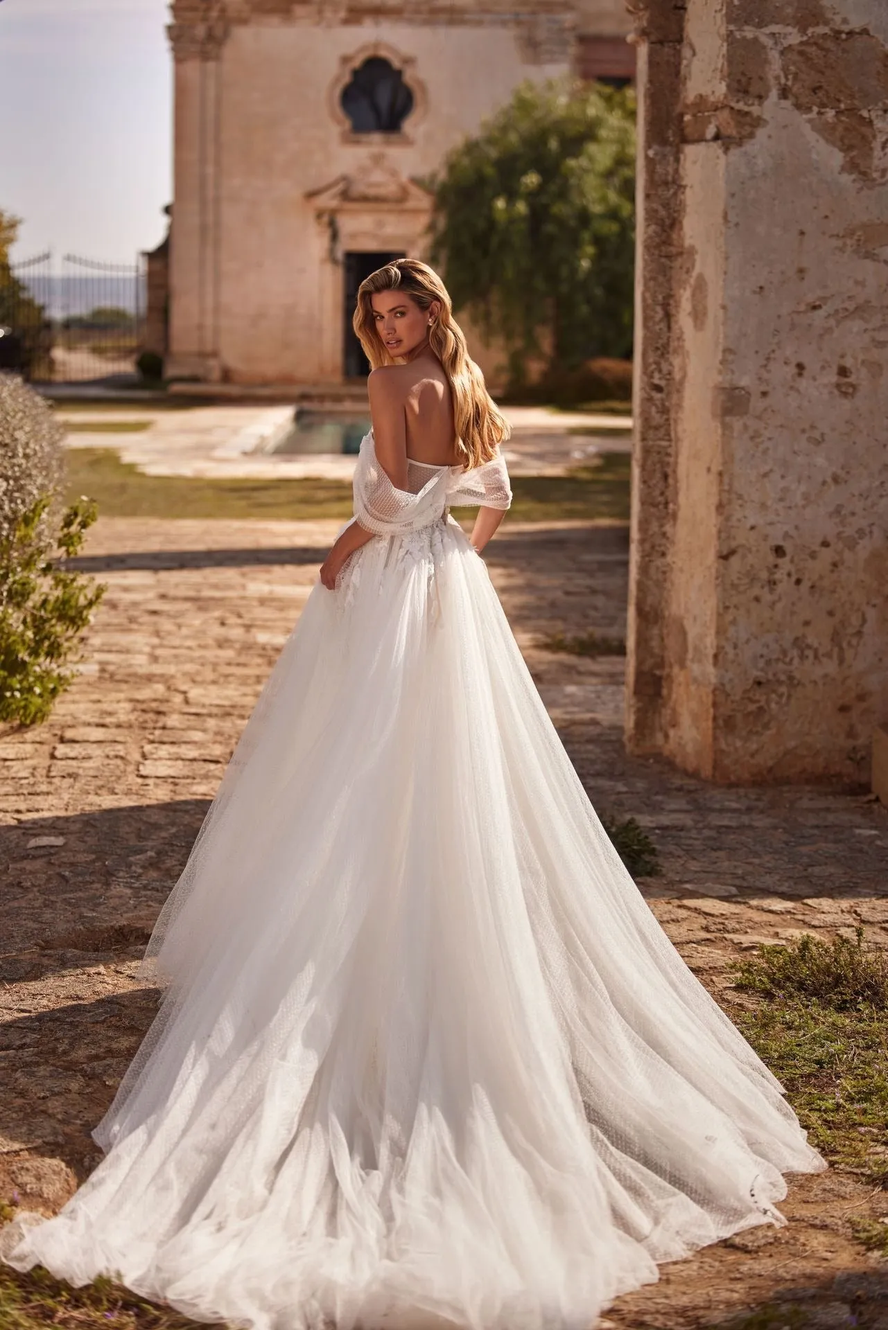 Dreamy A-Line Gown Cut from a Lightweight Mesh Tulle Fabric Princess Wedding Dress Bow Vestido De Novia Mermaid Satin Bridal Gown Modern Court Train